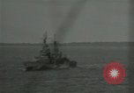 Standbild US-Kriegsschiffe und Portland Klasse Cruiser firing guns Insel Peleliu, 1944, aus Sekunde 43 historischem Filmmaterial Videoclip 65675024981