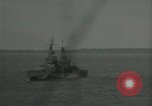 Standbild US-Kriegsschiffe und Portland Klasse Cruiser firing guns Insel Peleliu, 1944, aus Sekunde 44 historischem Filmmaterial Videoclip 65675024981