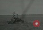 Standbild US-Kriegsschiffe und Portland Klasse Cruiser firing guns Insel Peleliu, 1944, aus Sekunde 46 historischem Filmmaterial Videoclip 65675024981
