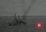 Standbild US-Kriegsschiffe und Portland Klasse Cruiser firing guns Insel Peleliu, 1944, aus Sekunde 47 historischem Filmmaterial Videoclip 65675024981