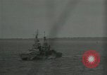 Standbild US-Kriegsschiffe und Portland Klasse Cruiser firing guns Insel Peleliu, 1944, aus Sekunde 48 historischem Filmmaterial Videoclip 65675024981