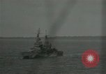 Standbild US-Kriegsschiffe und Portland Klasse Cruiser firing guns Insel Peleliu, 1944, aus Sekunde 49 historischem Filmmaterial Videoclip 65675024981