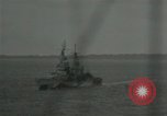 Standbild US-Kriegsschiffe und Portland Klasse Cruiser firing guns Insel Peleliu, 1944, aus Sekunde 50 historischem Filmmaterial Videoclip 65675024981