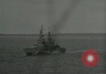 Standbild US-Kriegsschiffe und Portland Klasse Cruiser firing guns Insel Peleliu, 1944, aus Sekunde 51 historischem Filmmaterial Videoclip 65675024981