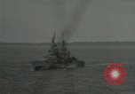 Standbild US-Kriegsschiffe und Portland Klasse Cruiser firing guns Insel Peleliu, 1944, aus Sekunde 52 historischem Filmmaterial Videoclip 65675024981