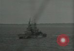 Standbild US-Kriegsschiffe und Portland Klasse Cruiser firing guns Insel Peleliu, 1944, aus Sekunde 53 historischem Filmmaterial Videoclip 65675024981