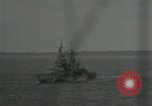 Standbild US-Kriegsschiffe und Portland Klasse Cruiser firing guns Insel Peleliu, 1944, aus Sekunde 54 historischem Filmmaterial Videoclip 65675024981