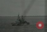 Standbild US-Kriegsschiffe und Portland Klasse Cruiser firing guns Insel Peleliu, 1944, aus Sekunde 55 historischem Filmmaterial Videoclip 65675024981
