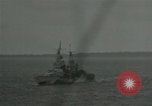 Standbild US-Kriegsschiffe und Portland Klasse Cruiser firing guns Insel Peleliu, 1944, aus Sekunde 56 historischem Filmmaterial Videoclip 65675024981
