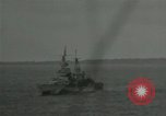 Standbild US-Kriegsschiffe und Portland Klasse Cruiser firing guns Insel Peleliu, 1944, aus Sekunde 57 historischem Filmmaterial Videoclip 65675024981