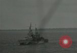 Standbild US-Kriegsschiffe und Portland Klasse Cruiser firing guns Insel Peleliu, 1944, aus Sekunde 58 historischem Filmmaterial Videoclip 65675024981