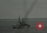 Standbild US-Kriegsschiffe und Portland Klasse Cruiser firing guns Insel Peleliu, 1944, aus Sekunde 59 historischem Filmmaterial Videoclip 65675024981
