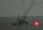 Standbild US-Kriegsschiffe und Portland Klasse Cruiser firing guns Insel Peleliu, 1944, aus Sekunde 60 historischem Filmmaterial Videoclip 65675024981