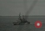 Standbild US-Kriegsschiffe und Portland Klasse Cruiser firing guns Insel Peleliu, 1944, aus Sekunde 61 historischem Filmmaterial Videoclip 65675024981