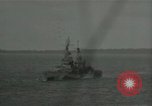 Standbild US-Kriegsschiffe und Portland Klasse Cruiser firing guns Insel Peleliu, 1944, aus Sekunde 62 historischem Filmmaterial Videoclip 65675024981