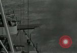 Standbild American naval Bombardierung Peleliu Palau, 1944, aus Sekunde 5 historischem Filmmaterial Videoclip 65675024982