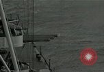 Standbild American naval Bombardierung Peleliu Palau, 1944, aus Sekunde 6 historischem Filmmaterial Videoclip 65675024982