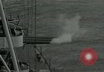Standbild American naval Bombardierung Peleliu Palau, 1944, aus Sekunde 7 historischem Filmmaterial Videoclip 65675024982