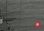Standbild American naval Bombardierung Peleliu Palau, 1944, aus Sekunde 14 historischem Filmmaterial Videoclip 65675024982