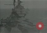 Standbild American naval Bombardierung Peleliu Palau, 1944, aus Sekunde 32 historischem Filmmaterial Videoclip 65675024982