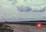 Immagine di Controller di aeromobili Il Vietnam, 1967, secondo 13 filmato di repertorio 65675025004