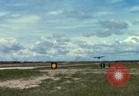 Immagine di Controller di aeromobili Il Vietnam, 1967, secondo 25 filmato di repertorio 65675025004