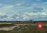 Immagine di Controller di aeromobili Il Vietnam, 1967, secondo 28 filmato di repertorio 65675025004