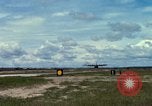 Immagine di Controller di aeromobili Il Vietnam, 1967, secondo 29 filmato di repertorio 65675025004