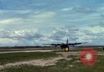 Immagine di Controller di aeromobili Il Vietnam, 1967, secondo 33 filmato di repertorio 65675025004