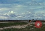Immagine di Controller di aeromobili Il Vietnam, 1967, secondo 45 filmato di repertorio 65675025004