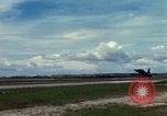 Immagine di Controller di aeromobili Il Vietnam, 1967, secondo 46 filmato di repertorio 65675025004