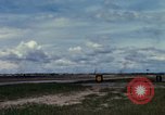 Immagine di Controller di aeromobili Il Vietnam, 1967, secondo 50 filmato di repertorio 65675025004