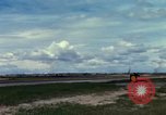 Immagine di Controller di aeromobili Il Vietnam, 1967, secondo 54 filmato di repertorio 65675025004