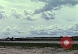 Immagine di Controller di aeromobili Il Vietnam, 1967, secondo 58 filmato di repertorio 65675025004