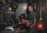 Standbild Flugzeuge controller Vietnam, 1967, aus Sekunde 31 historischem Filmmaterial Videoclip 65675025005