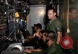Standbild Flugzeuge controller Vietnam, 1967, aus Sekunde 61 historischem Filmmaterial Videoclip 65675025005