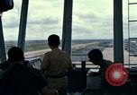 Immagine di Controller di aeromobili Il Vietnam, 1967, secondo 43 filmato di repertorio 65675025006
