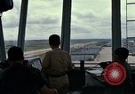 Immagine di Controller di aeromobili Il Vietnam, 1967, secondo 45 filmato di repertorio 65675025006