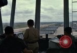 Immagine di Controller di aeromobili Il Vietnam, 1967, secondo 46 filmato di repertorio 65675025006