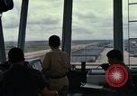 Immagine di Controller di aeromobili Il Vietnam, 1967, secondo 47 filmato di repertorio 65675025006