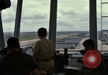 Immagine di Controller di aeromobili Il Vietnam, 1967, secondo 48 filmato di repertorio 65675025006