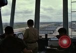 Immagine di Controller di aeromobili Il Vietnam, 1967, secondo 50 filmato di repertorio 65675025006