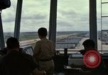 Immagine di Controller di aeromobili Il Vietnam, 1967, secondo 51 filmato di repertorio 65675025006