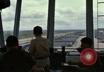 Immagine di Controller di aeromobili Il Vietnam, 1967, secondo 52 filmato di repertorio 65675025006