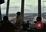 Immagine di Controller di aeromobili Il Vietnam, 1967, secondo 54 filmato di repertorio 65675025006