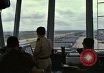 Immagine di Controller di aeromobili Il Vietnam, 1967, secondo 55 filmato di repertorio 65675025006
