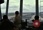 Immagine di Controller di aeromobili Il Vietnam, 1967, secondo 57 filmato di repertorio 65675025006