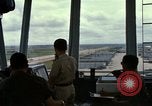 Immagine di Controller di aeromobili Il Vietnam, 1967, secondo 58 filmato di repertorio 65675025006