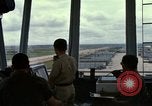 Immagine di Controller di aeromobili Il Vietnam, 1967, secondo 61 filmato di repertorio 65675025006