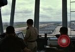 Immagine di Controller di aeromobili Il Vietnam, 1967, secondo 62 filmato di repertorio 65675025006